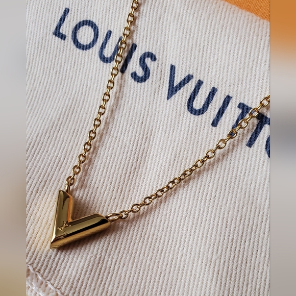 LOUIS VUITTON ESSENTIAL V NECKLACE - Picture 6 of 16
